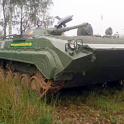 BMP Schützenpanzer im Morgennebel auf dem Gelände der Panzerfunfahrschule